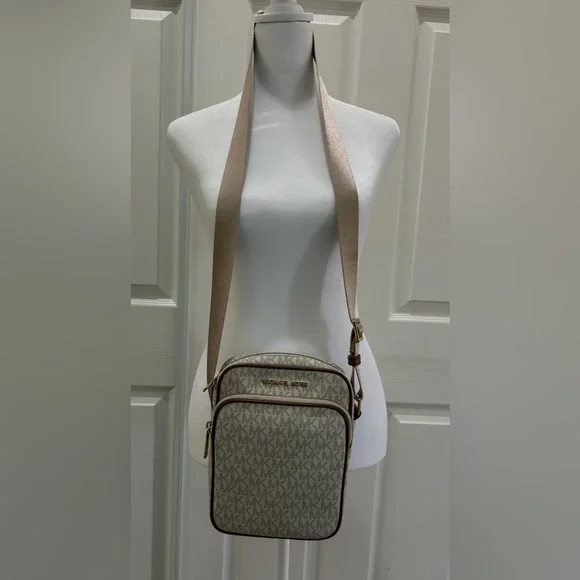 MICHAEL KORS JET SET Crossbody Bag. Pre Owned. - Picture 2 of 6